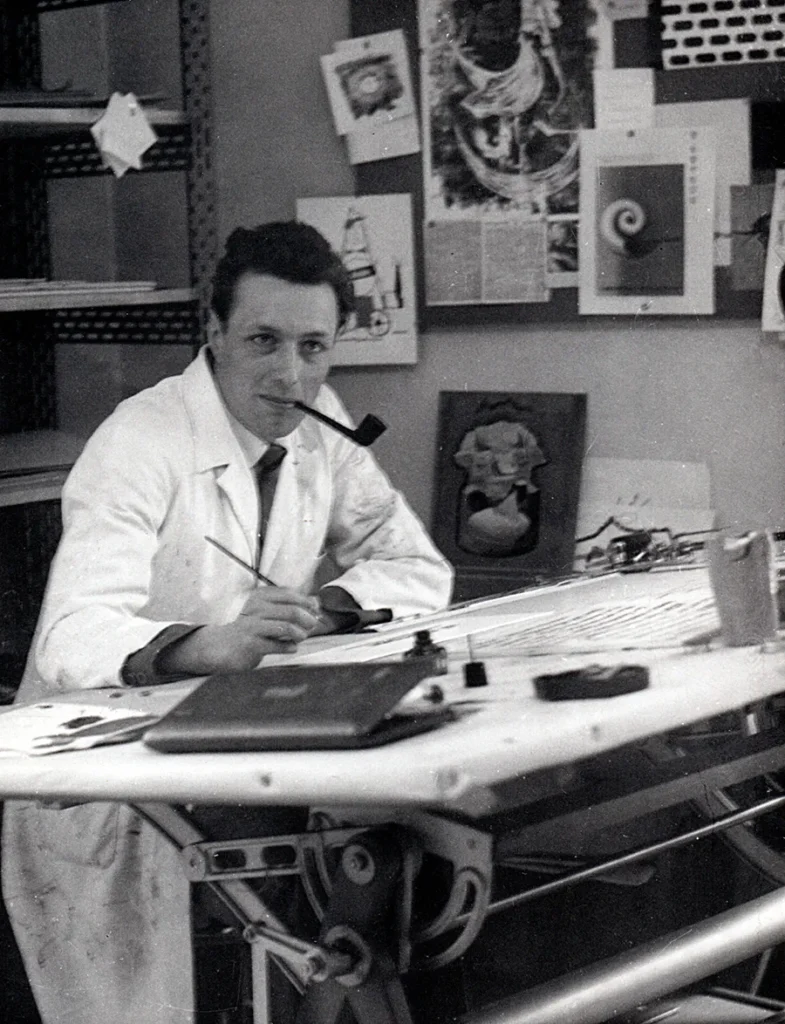 Gilberto Barburini nel suo studio di Milano, fine degli anni '60