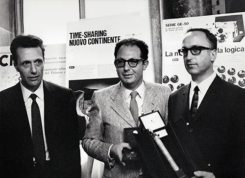 Gilberto Barburini riceve il premio Trofeo d'oro, indetto da quotidiano "Il Tempo" per le campagne pubblicitarie di General Electric, 3 giugno 1969